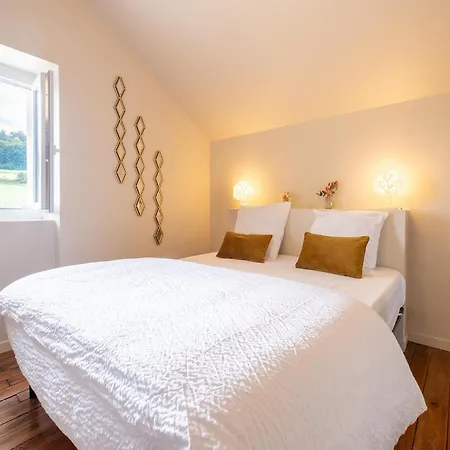 Dom wakacyjny Charming With Private Pool