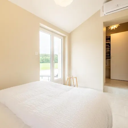 Dom wakacyjny Charming With Private Pool