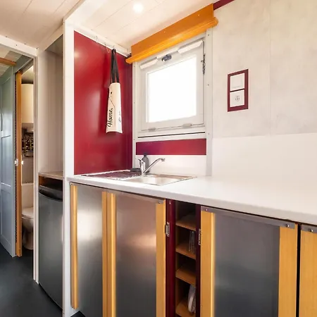 Dom wakacyjny Charming With Private Pool